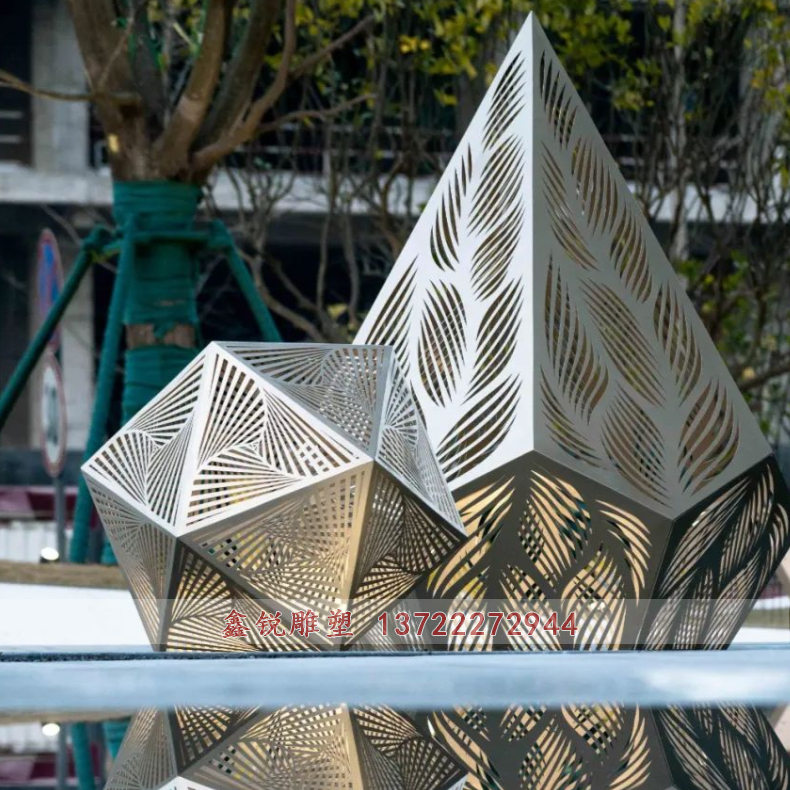 不銹鋼鏤空發光雕塑廠家制作